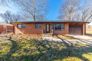 1933 Judson St in Manhattan, KS - Building Photo
