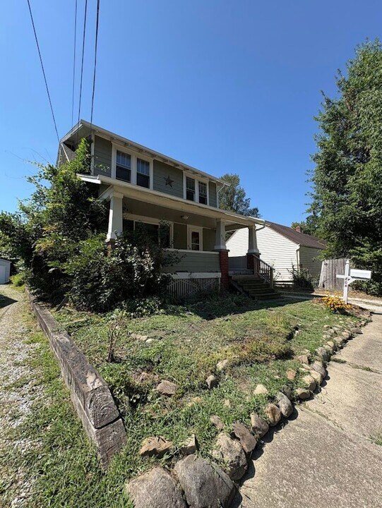 804 Hunt St in Akron, OH - Foto de edificio