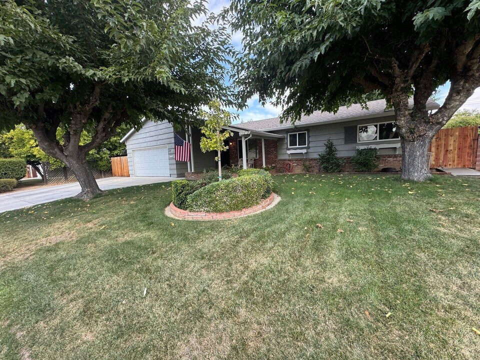 2124 Eric Rd in Carmichael, CA - Building Photo