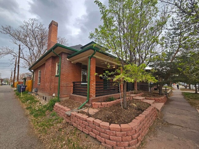 property at 719 W 1st Ave