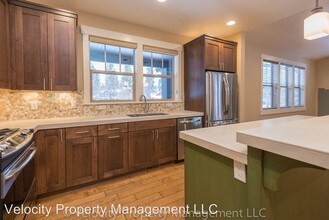 2555 NW Crossing Dr in Bend, OR - Building Photo - Building Photo