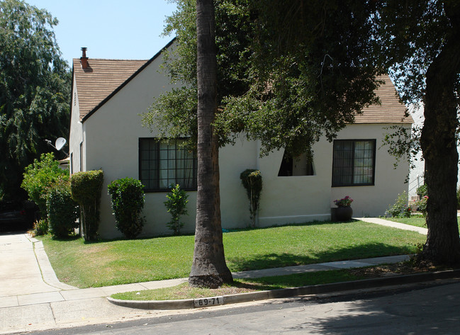 69-71 Berkeley Ave in Pasadena, CA - Foto de edificio - Building Photo