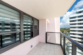 5225 Collins Ave in Miami, FL - Building Photo - Building Photo