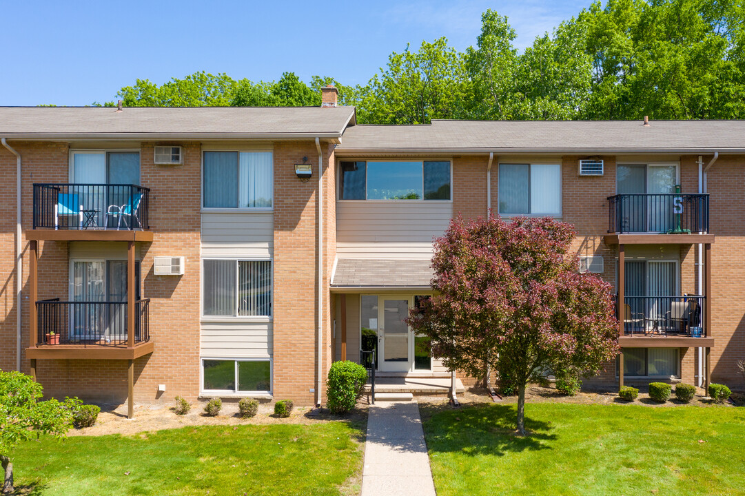 River Bend Apartments in Westland, MI - Building Photo