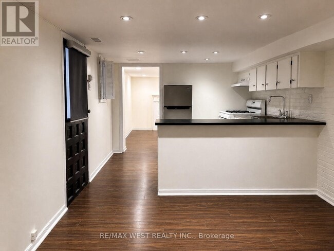 84 Mackenzie Crescent in Toronto, ON - Building Photo - Building Photo