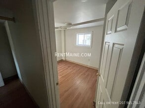 2412 Western Ave in Newburgh, ME - Foto de edificio - Building Photo