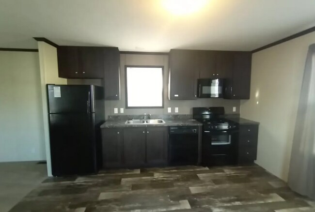 410 Deerfield Ln in Columbus, MI - Foto de edificio - Building Photo