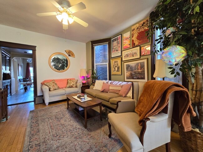 1038 W Roscoe St, Unit 3 in Chicago, IL - Building Photo - Building Photo