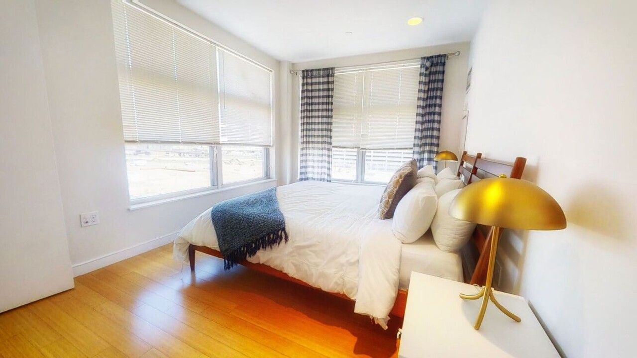 102 E Brookline St in Boston, MA - Building Photo