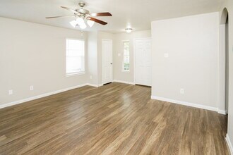 5707 Mid Way in Houston, TX - Foto de edificio - Building Photo