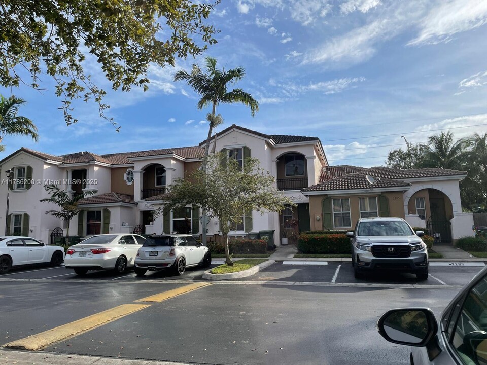 2287 NE 42nd Ave in Homestead, FL - Foto de edificio