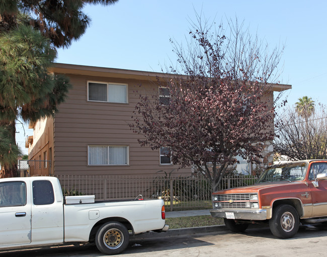 2395 Locust Ave in Long Beach, CA - Building Photo - Building Photo