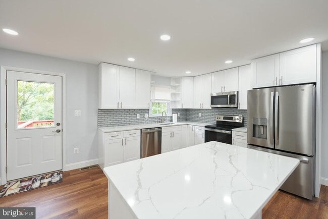 9900 Kingsbridge Dr in Fairfax, VA - Building Photo - Building Photo