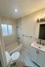 325 E Verdugo Ave, Unit D in Burbank, CA - Building Photo - Building Photo