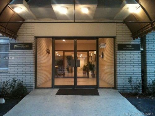 1880 S Treasure Dr in North Bay Village, FL - Building Photo