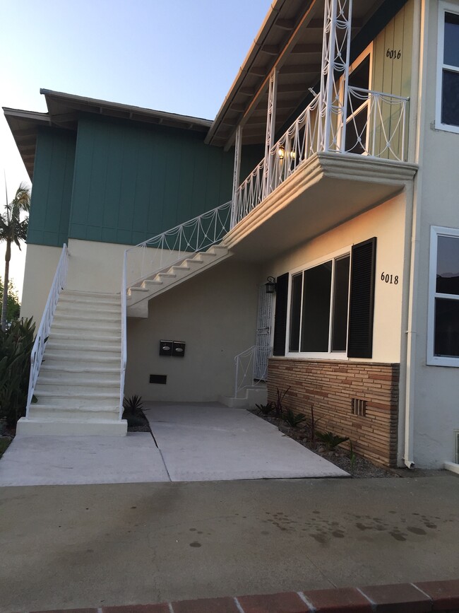 6018 S Fairfax Ave, Unit 6018 in Los Angeles, CA - Building Photo - Building Photo