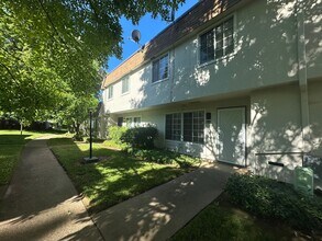 8879 Salmon Falls Dr in Sacramento, CA - Building Photo - Building Photo