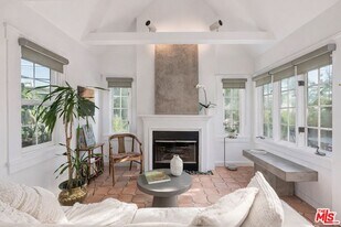 2427 N Gower St in Los Angeles, CA - Building Photo