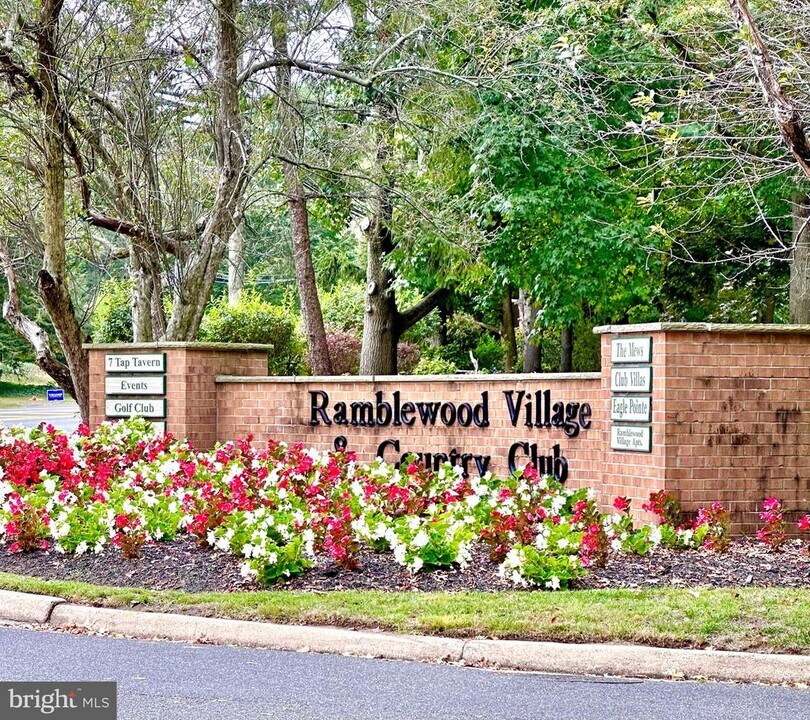101 Cypress Point Cir in Mount Laurel, NJ - Building Photo