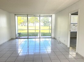 8411 Lagos de Campo Blvd, Unit u109 in Tamarac, FL - Foto de edificio - Building Photo