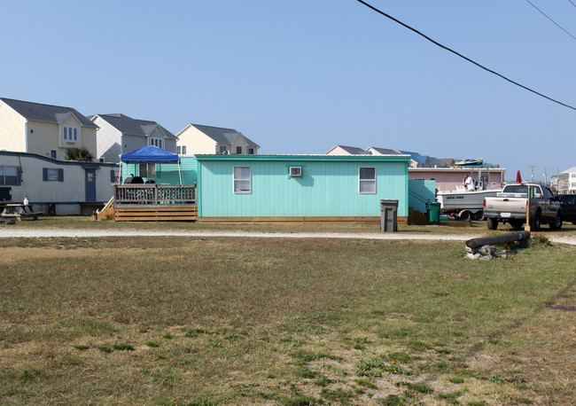 780 N Topsail Dr in Surf City, NC - Building Photo - Building Photo