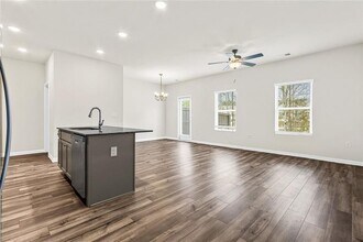 1004 Merritt Dr in Villa Rica, GA - Foto de edificio - Building Photo