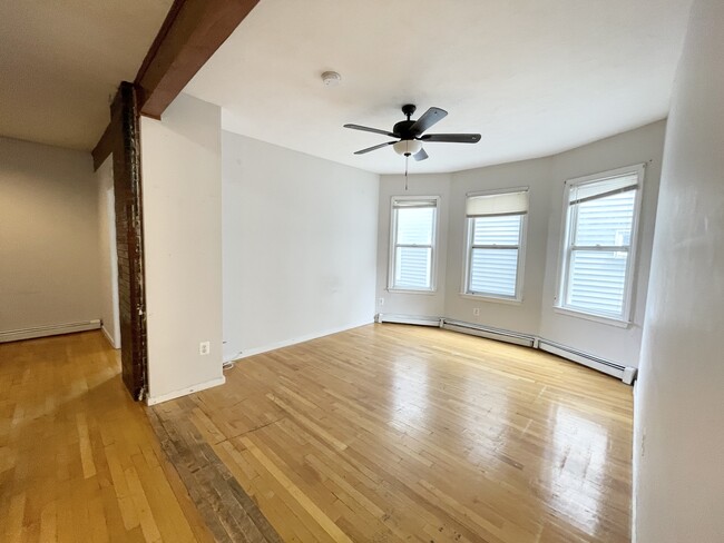 7 Iroquois St, Unit 2 in Boston, MA - Building Photo - Building Photo