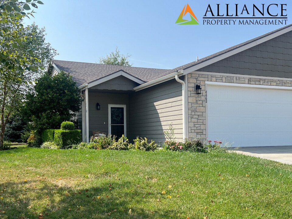 8862 M J Dr in Manhattan, KS - Building Photo