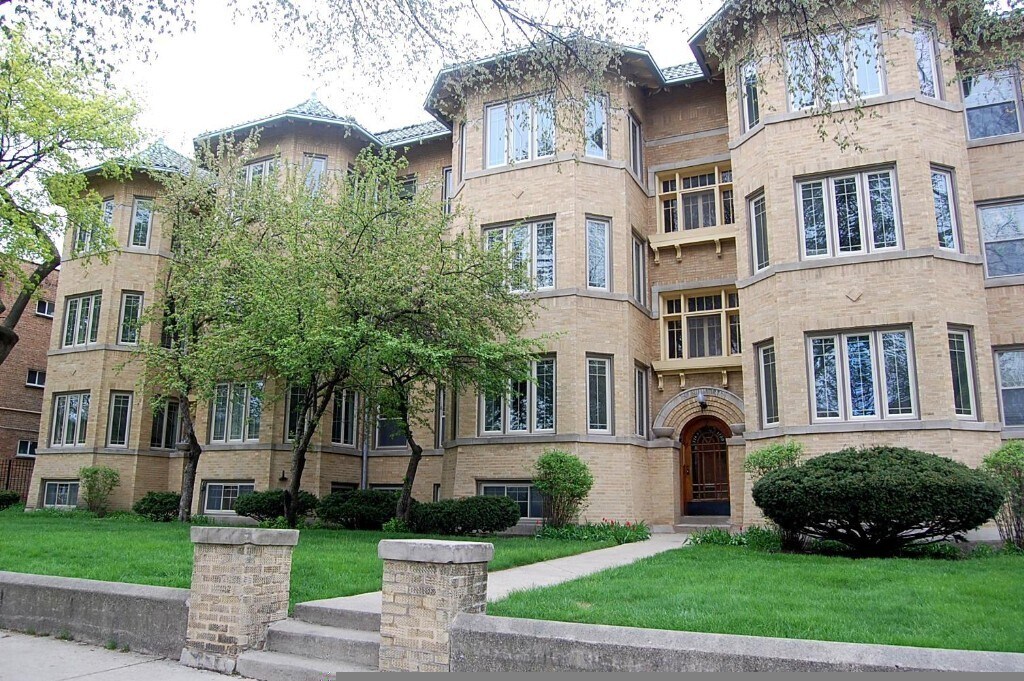 1700 W Touhy Ave, Unit 08-1 in Chicago, IL - Building Photo