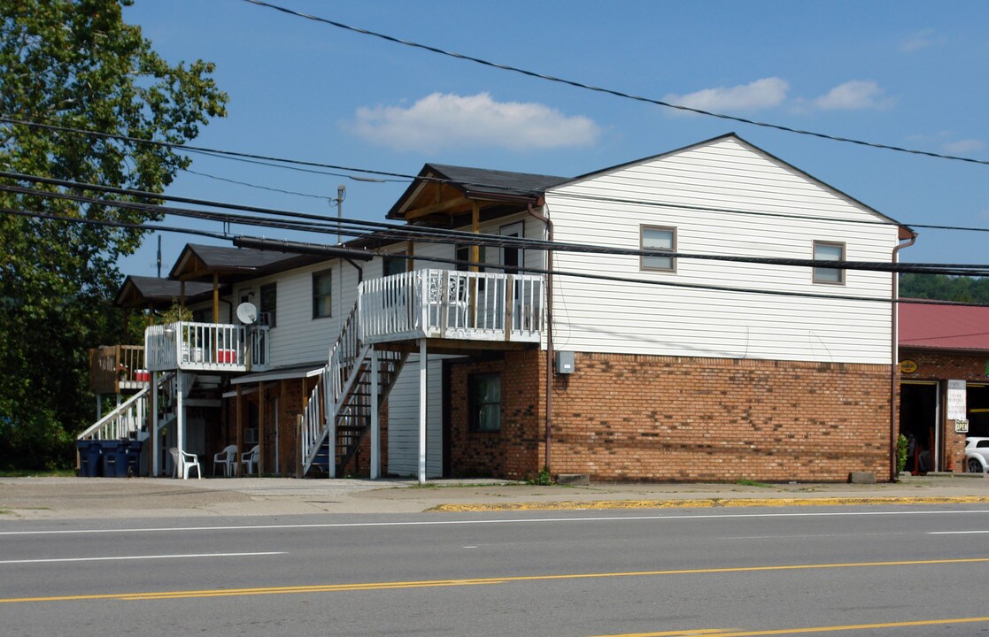 205 E Main St in Milton, WV - Building Photo