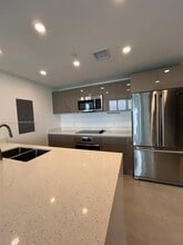 13800 Highland Dr in North Miami Beach, FL - Building Photo - Building Photo