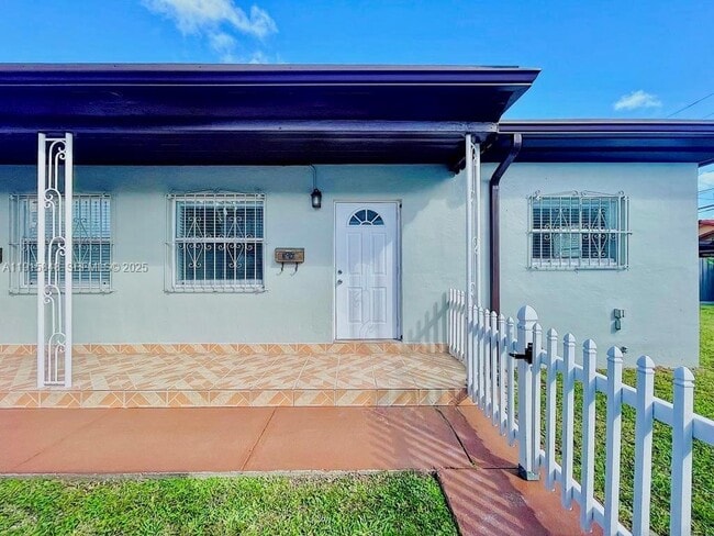 3690 SW 24th St in Miami, FL - Building Photo - Building Photo