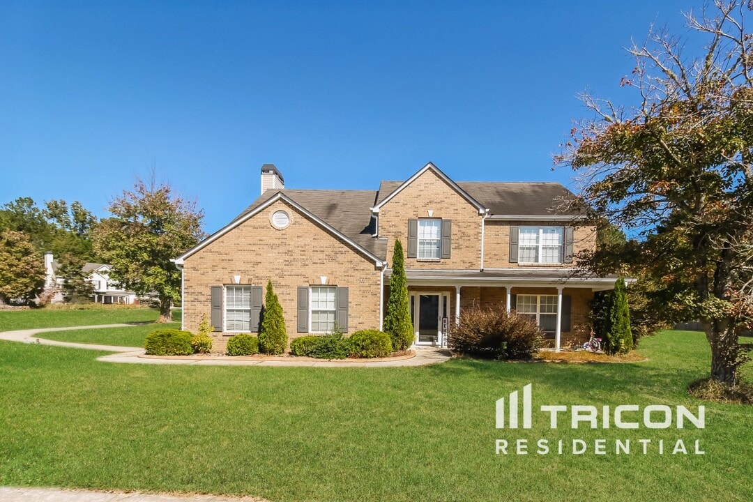 1230 Webb Farm Ln in Loganville, GA - Building Photo