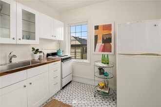 1101 17th Ave-Unit -205 in Seattle, WA - Building Photo - Building Photo