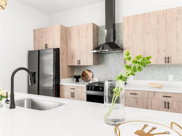 property at 2019 N Prairie Ave