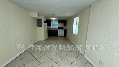 2825 Moncrief Rd in Jacksonville, FL - Building Photo - Building Photo