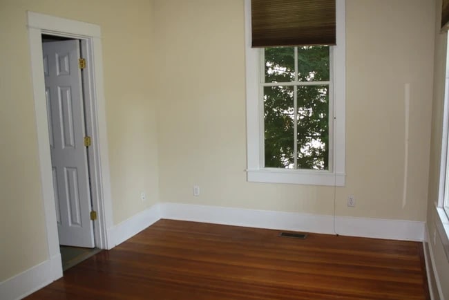 211 E 10th St in Bloomington, IN - Foto de edificio - Building Photo