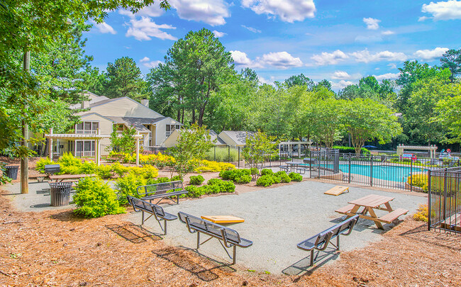 MAA Duke Forest in Durham, NC - Foto de edificio - Building Photo