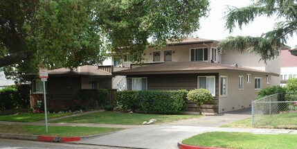 1317 Holliston Ave in Pasadena, CA - Foto de edificio - Building Photo