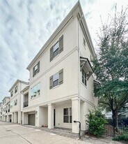 2 Hermann Park Ct in Houston, TX - Building Photo