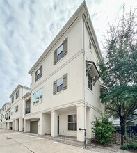 2 Hermann Park Ct in Houston, TX - Building Photo - Building Photo