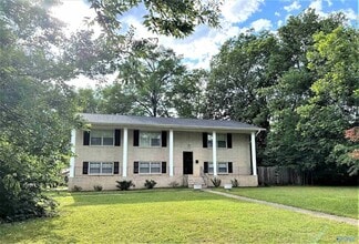 5630 Woodridge St SW in Huntsville, AL - Foto de edificio - Building Photo