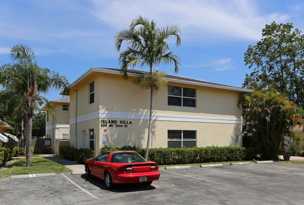 Island Villa in Fort Lauderdale, FL - Building Photo