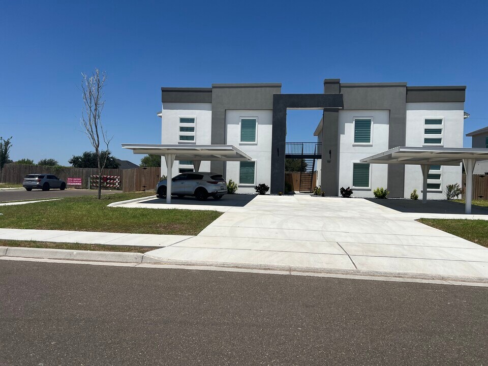 521 N Delaware St, Unit 2 in Alton, TX - Foto de edificio
