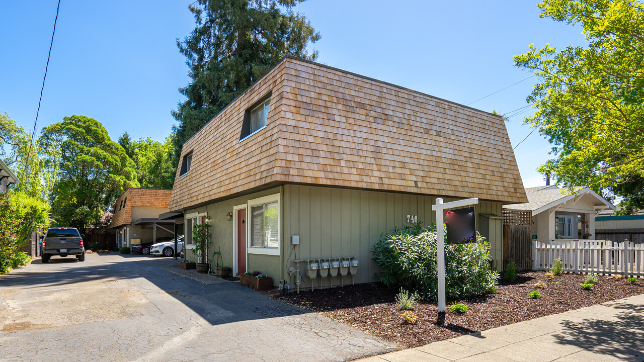 740 Orchard St in Santa Rosa, CA - Building Photo