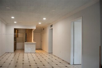 110 Royal Palm Rd in Hialeah Gardens, FL - Building Photo - Building Photo