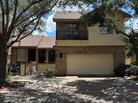 109 E Del Mar Blvd in Laredo, TX - Building Photo