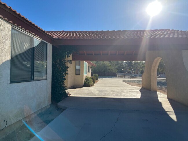 18930 Siskiyou Rd in Apple Valley, CA - Building Photo - Building Photo