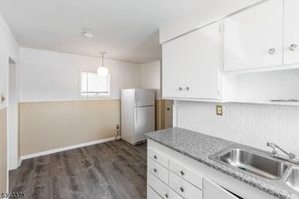 26 Schooleys Mountain Rd, Unit 2nd Floor in Long Valley, NJ - Building Photo - Building Photo