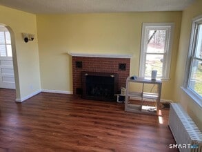 138 Mountain St in Ellington, CT - Building Photo - Building Photo